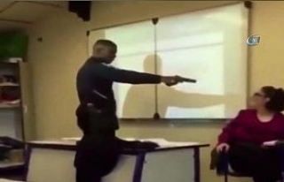 Kendisini yok yazan öğretmene silah çekti