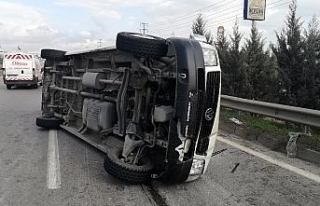 Kontrolden çıkan işçi servisi devrildi: 8 yaralı