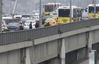 Köprüdeki intihar girişimi trafiği kilitledi