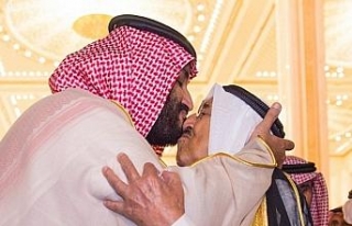 Kuveyt Emirini burnundan öptü
