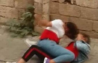 Liseli kızların sokak ortasındaki kavgası kamerada