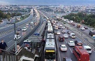 Metrobüs arıza yaptı, kuyruk oluştu
