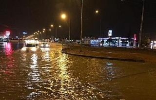 Nusaybin’de sağanak yağış hayatı olumsuz etkiledi
