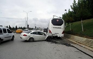 Otobüse çarpan sürücü ağır yaralandı