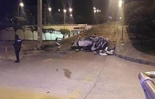 Otomobil direğe çarptı: 2 ölü, 1 yaralı