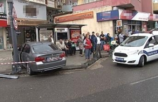 Otomobil otobüs durağına daldı: 3 yaralı