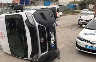 Otomobille çarpışan işçi servisi devrildi: 16...