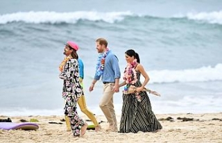 Prens Harry ve eşi sahilde yalın ayak yürüdü