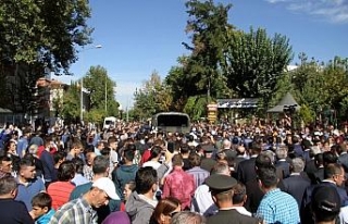 Şehidi uğurlamaya gelenler meydana sığmadı