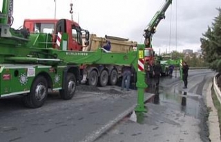 TEM’de hafriyat kamyonu devrildi, trafik durma noktasına...