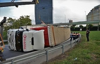 TEM’de tır devrildi trafik felç oldu