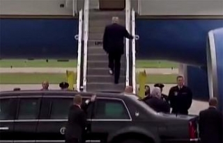 Trump’ın ayakkabısına tuvalet kağıdı yapıştı