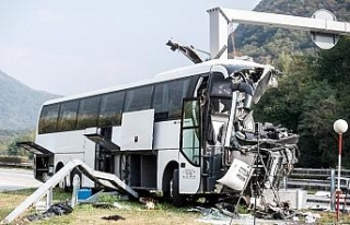 Turist otobüsü direğe çarptı: 15 yaralı