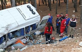 Yolcu minibüsü şarampole uçtu: 1 ölü, 11 yaralı