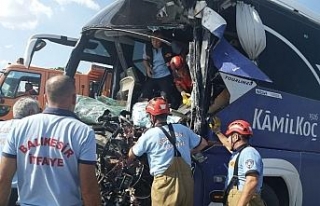 Yolcu otobüsü temizlik aracına çarptı: 1 ölü,...