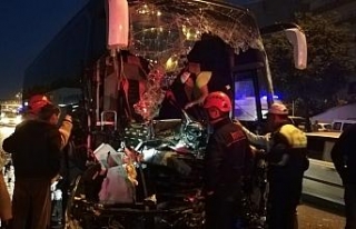 Yolcu otobüsü tıra çarptı: 18 yaralı