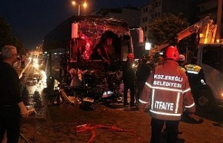Yolcu otobüsü tıra çarptı: 1 ölü, 17 yaralı