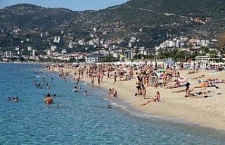 Yurtta kar, Alanya’da deniz keyfi