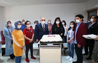 Başkan Altınok LGS öncesinde öğrencilerle pasta...