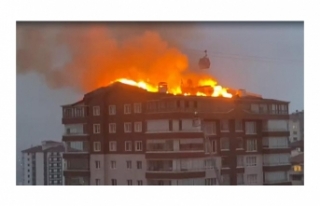 Ankara'da 10 katlı binanın çatısında yangın;...