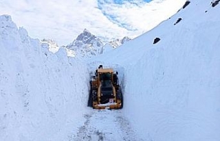 Askeri üs bölgesi yolunda kar kalınlığı 4 metreyi...