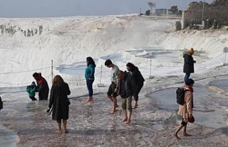 Pamukkale, kış mevsiminde de turist çekiyor