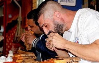 Acılı Adana tostu yeme yarışmasını Avustralyalı...