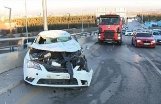 Ankara'da kontrolden çıkan otomobil, karşı...