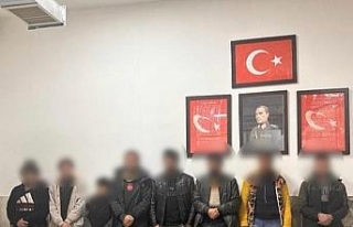 Göçmen gibi giyinen jandarma, 2 organizatörü suçüstü...