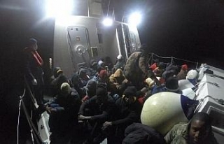 Kuşadası açıklarında, geri itilen 45 kaçak göçmen...