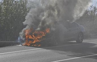 Otomobilin alev alev yandığı anlar kamerada