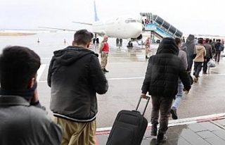 136 Afgan kaçak göçmen daha uçakla ülkelerine...