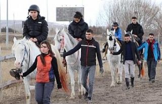 Depremzede ailelere atlı terapi