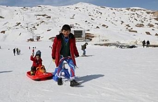 Hakkari'de depremzede çocuklar kayak yaptı