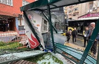 Kağıthane'de halk otobüsü durağa çarptı