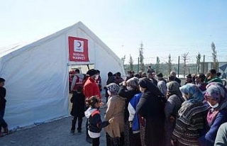 Kızılay deprem bölgesinde 12 sosyal market ile...