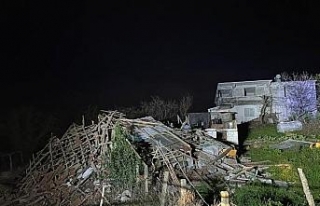 Akçakoca'da tek katlı ahşap ev çöktü, enkaz...