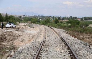 Selde çöken tren hattında onarım çalışması...