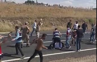 Yolu trafiğe kapattı, linç edilmekten jandarma...