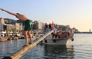 Yağlı direk yarışmasını kazanana 5 bin lira...