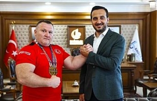 Bilek güreşi eğitmeni Erkan Damar dünya şampiyonu...