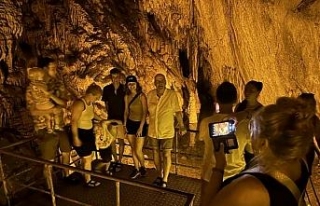 Turistler, Dim Mağarası’nda serinliyor