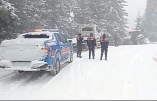 Yedigöller yolunda karda mahsur kalan 4 kişi kurtarıldı