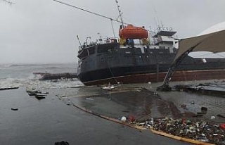 Zonguldak'ta sağanak ve fırtına; gemi karaya...