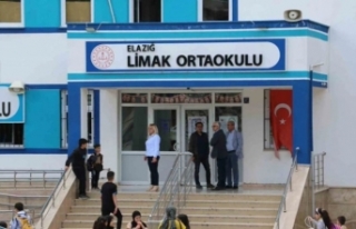 Kopya çekerken yakalanan öğrenci öğretmenini...