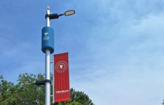 Şarj ve internet donanımlı akıllı sokak aydınlatmaları...