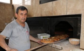 270 derecede çalışan fırının başında oruç tutuyorlar