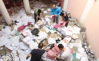 Muhasebeci evrakları yere saçtı, mağdurlar belge aradı