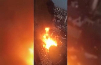 Zeytinburnu'nda binanın çatısı alev alev yandı