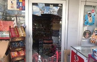 Market camını kaldırım taşıyla kırıp, hırsızlık yaptı; o anlar kamerada
